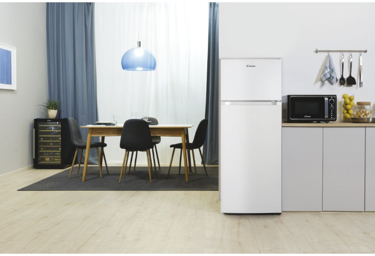  Στην εικόνα απεικονίζεται το δίπορτο ψυγείο Candy CDG1S514EW, τοποθετημένο σε μία κουζίνα.